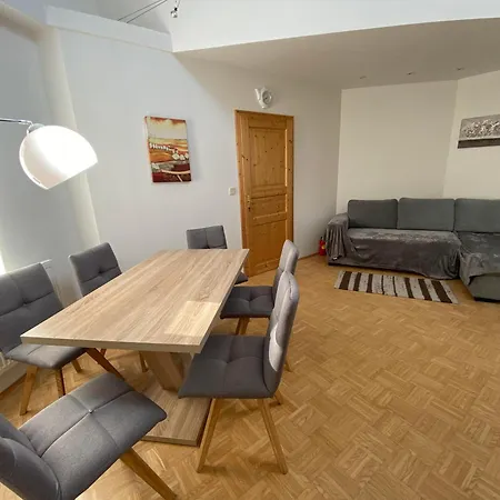 Gaestezimmer Weisch Apartman *